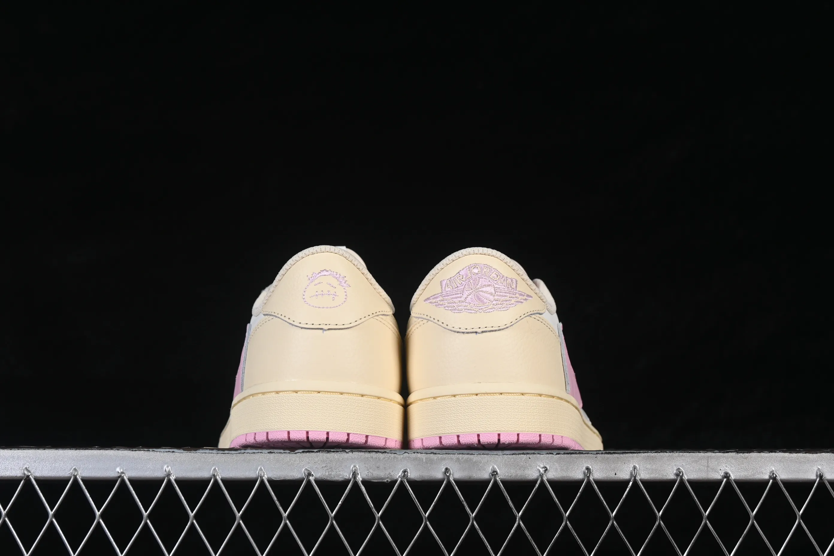 All categories Air Jordan Jordan series basketball shoes Air Jordan 1 Low OG version Travis Scott x Air Jordan 1 Low OG AJ1 Joe 1 undercut low IQ7604-100